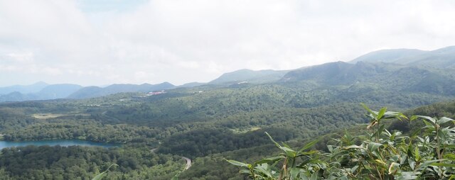 202209131046 栗駒山頂から須川湖 w1920 P9130206.jpg