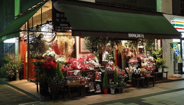 202412222042 国分町入口の花屋さん w1280 PC220218.jpg
